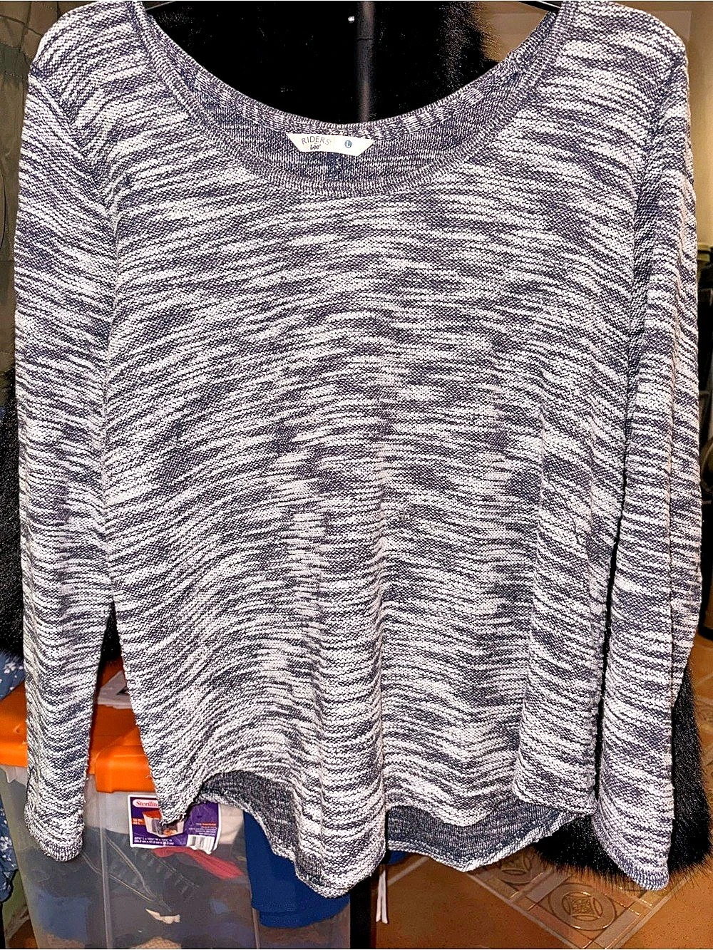 Riders by Lee Long Sleeve Top in Gray & White Size Large Like New